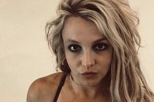 Спирс: Счастливый месяц гордости!!! Я очень люблю своих ЛГБТ-фанатов. Вы все приносите мне столько радости, и я горжусь тем, что могу поддержать вас