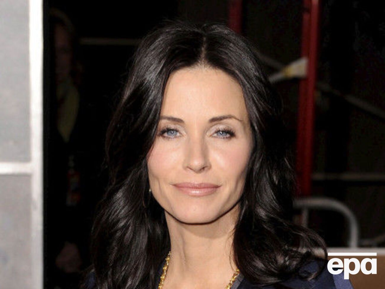 Кокс находилась в общественном месте в защитной повязке