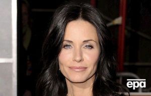 Кокс перебувала у громадському місці в захисній пов'язці