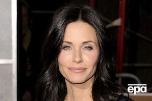 Кокс находилась в общественном месте в защитной повязке