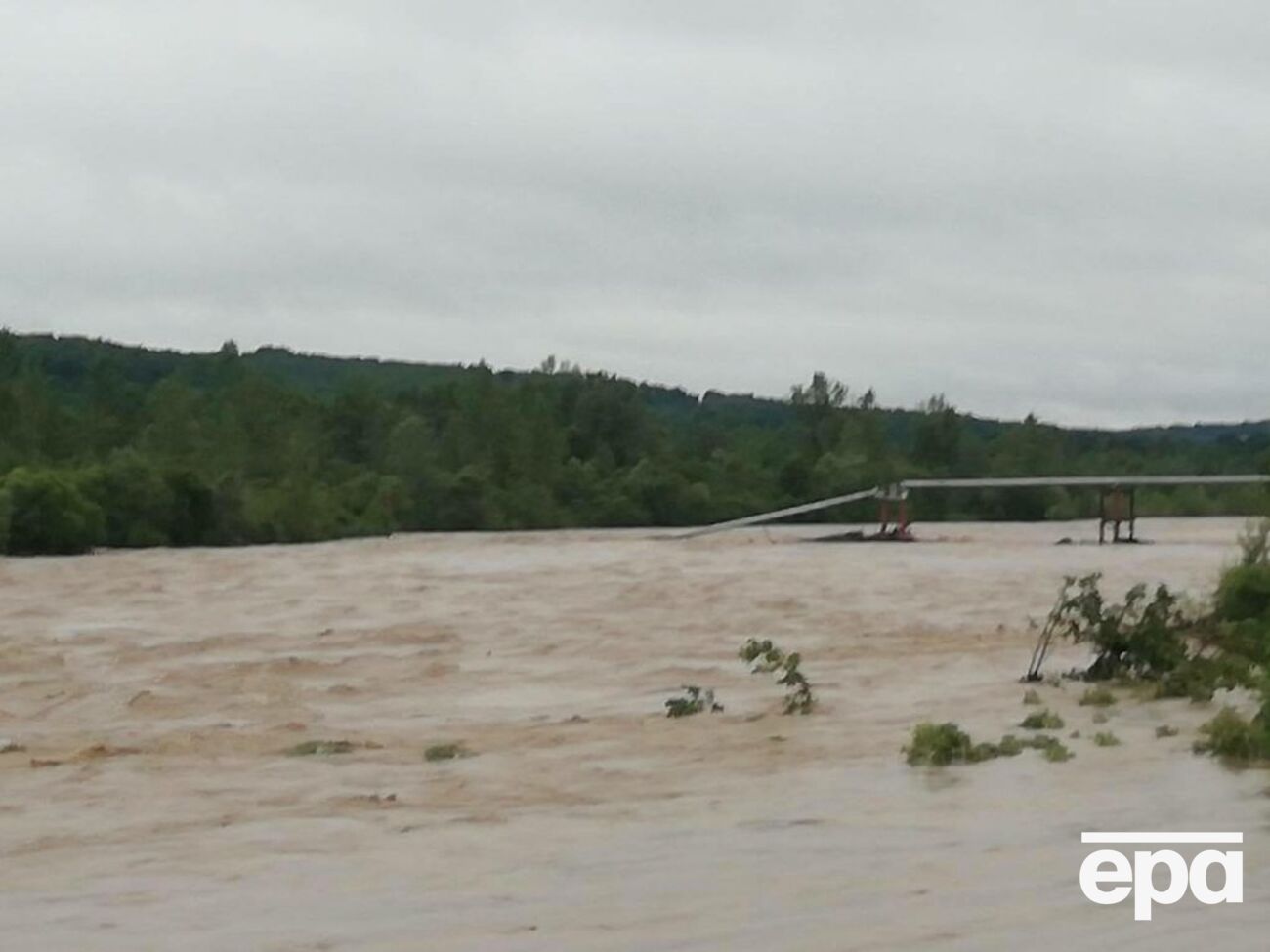 Река Черемош снесла газопровод