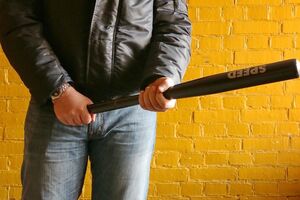 Двое неизвестных напали на мужчину на улице Веснина в Харькове