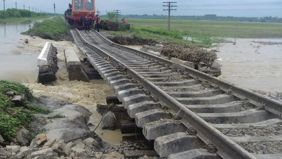 Роботи з відновлення залізничного полотна тривають уже кілька днів