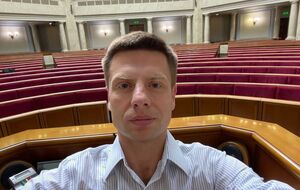 Гончаренко утверждает, что помогал создавать службу такси, где работает Гаврилюк