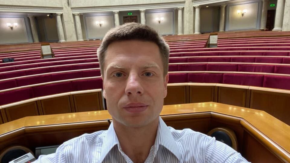 Гончаренко утверждает, что помогал создавать службу такси, где работает Гаврилюк