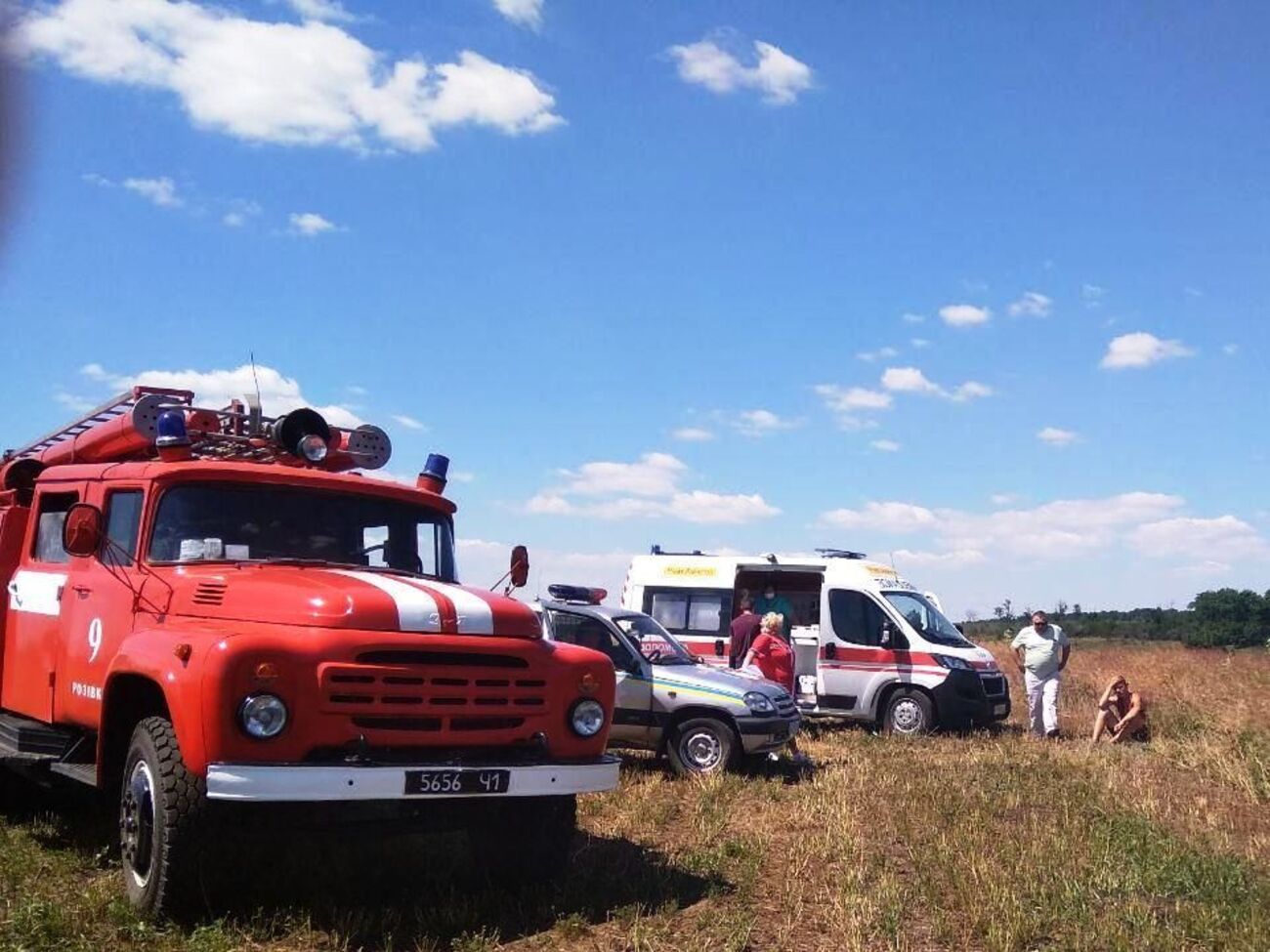 Прибывшие на место происшествия спасатели помогли местным жителям извлечь из воды тело одной из девочек
