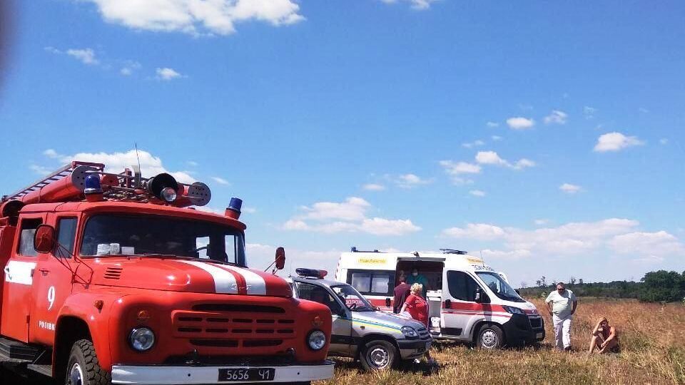 Рятувальники, які прибули на місце події, допомогли місцевим жителям витягти з води тіло однієї з дівчаток