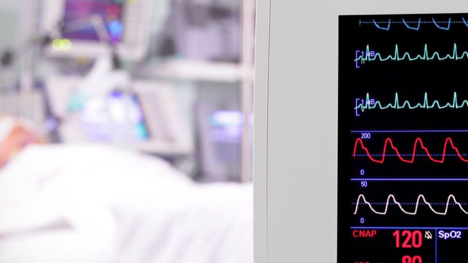 Молодого мужчину пытались реанимировать 40 минут