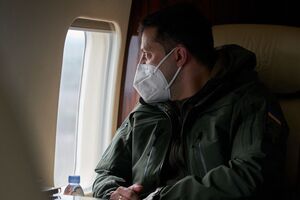 Зеленський поспілкується з жителями одного із сіл, яке опинилося в зоні стихійного лиха