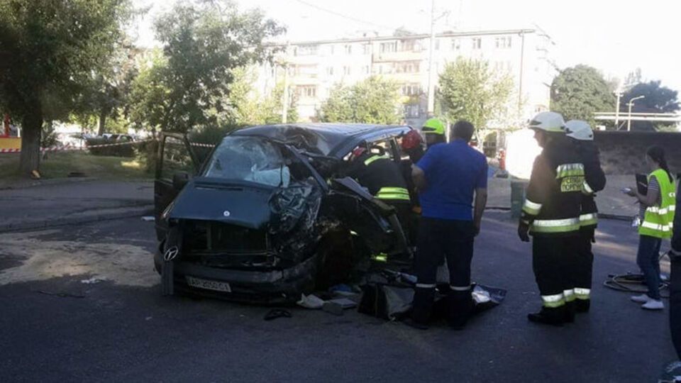 Погибшего водителя микроавтобуса доставали с помощью специнструментов