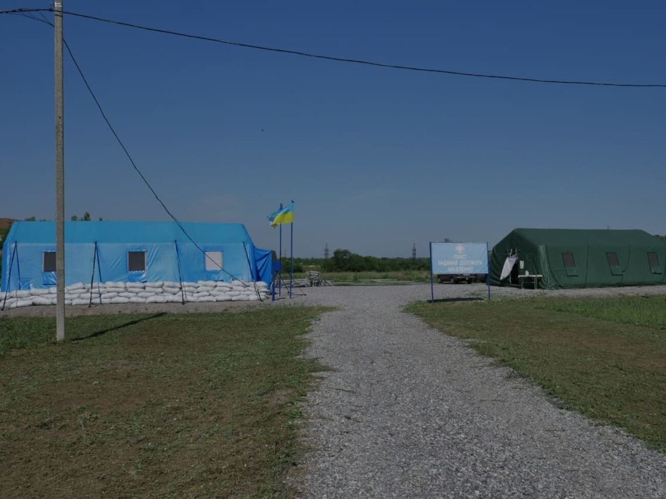 Намети встановлено біля пункту пропуску