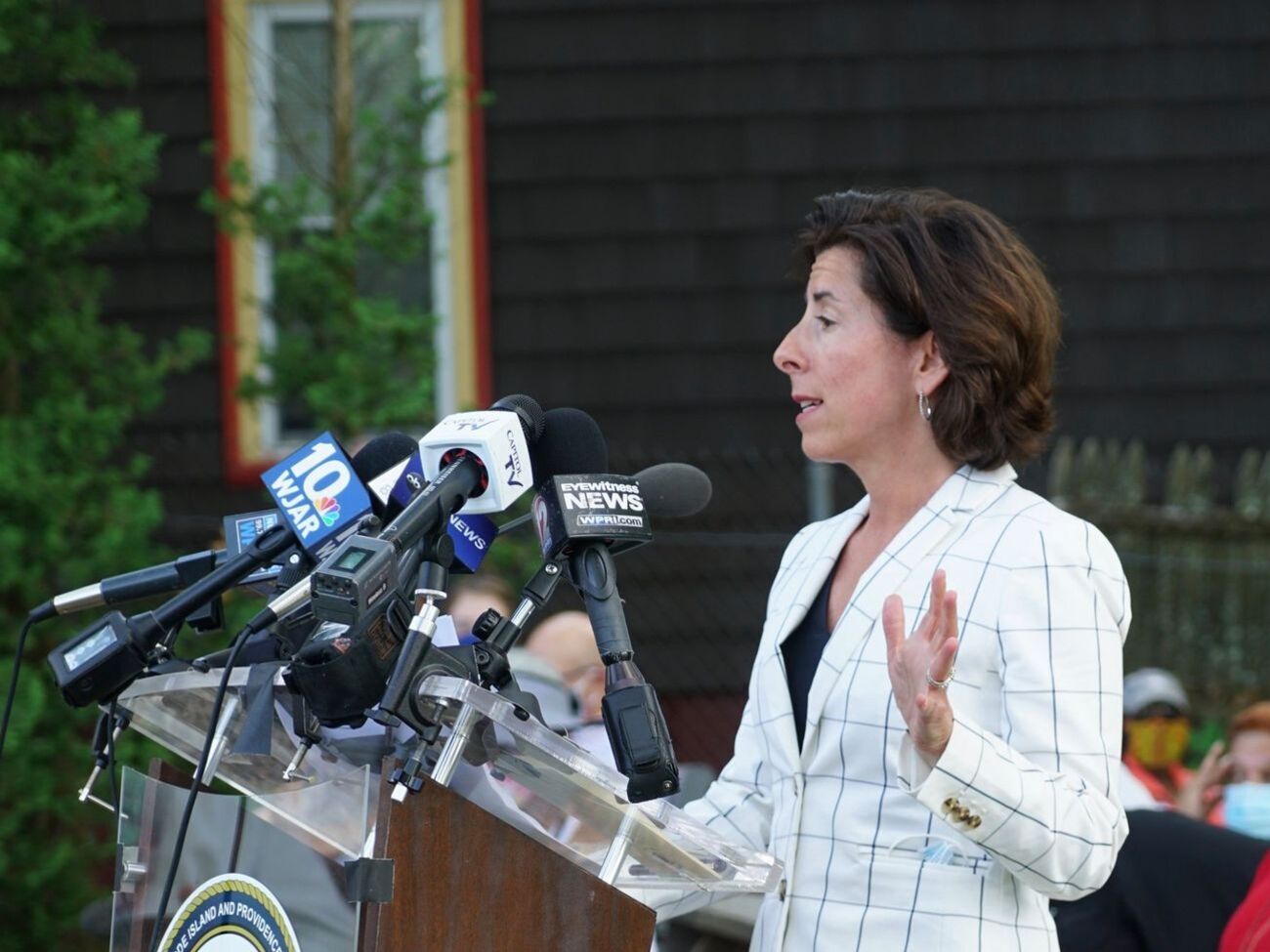 Губернатор Раймондо организует референдум по изменению названия штата