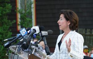 Губернатор Раймондо организует референдум по изменению названия штата