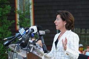 Губернатор Раймондо организует референдум по изменению названия штата