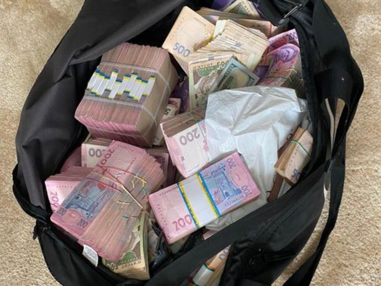 По данным детективов, размер второго транша взятки составлял 250 тыс. грн наличными