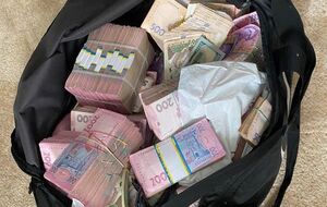 По данным детективов, размер второго транша взятки составлял 250 тыс. грн наличными
