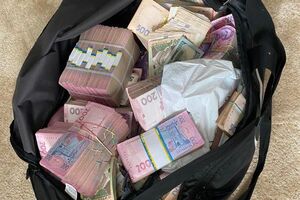 По данным детективов, размер второго транша взятки составлял 250 тыс. грн наличными