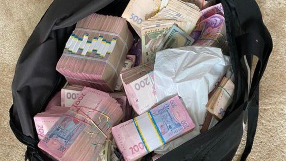 По данным детективов, размер второго транша взятки составлял 250 тыс. грн наличными