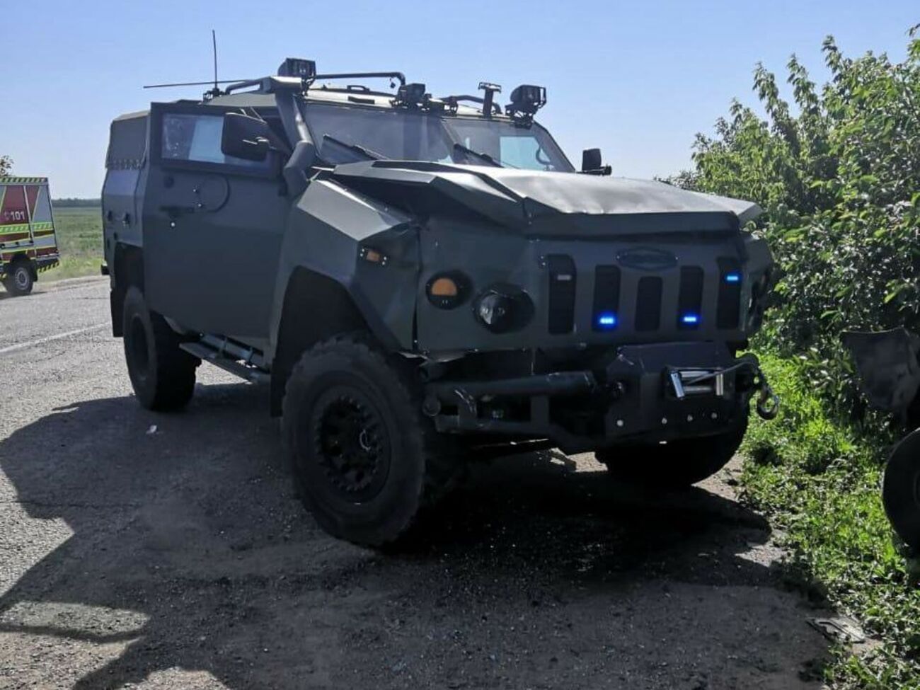 Последний автомобиль в колонне не смог соблюсти безопасную дистанцию и совершил столкновение с автомобилем, который ехал перед ним