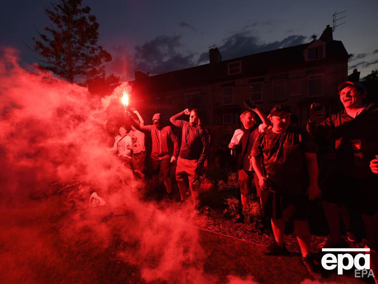Фанати "Ліверпуля" святкують перемогу "Челсі" над "Манчестер Сіті"