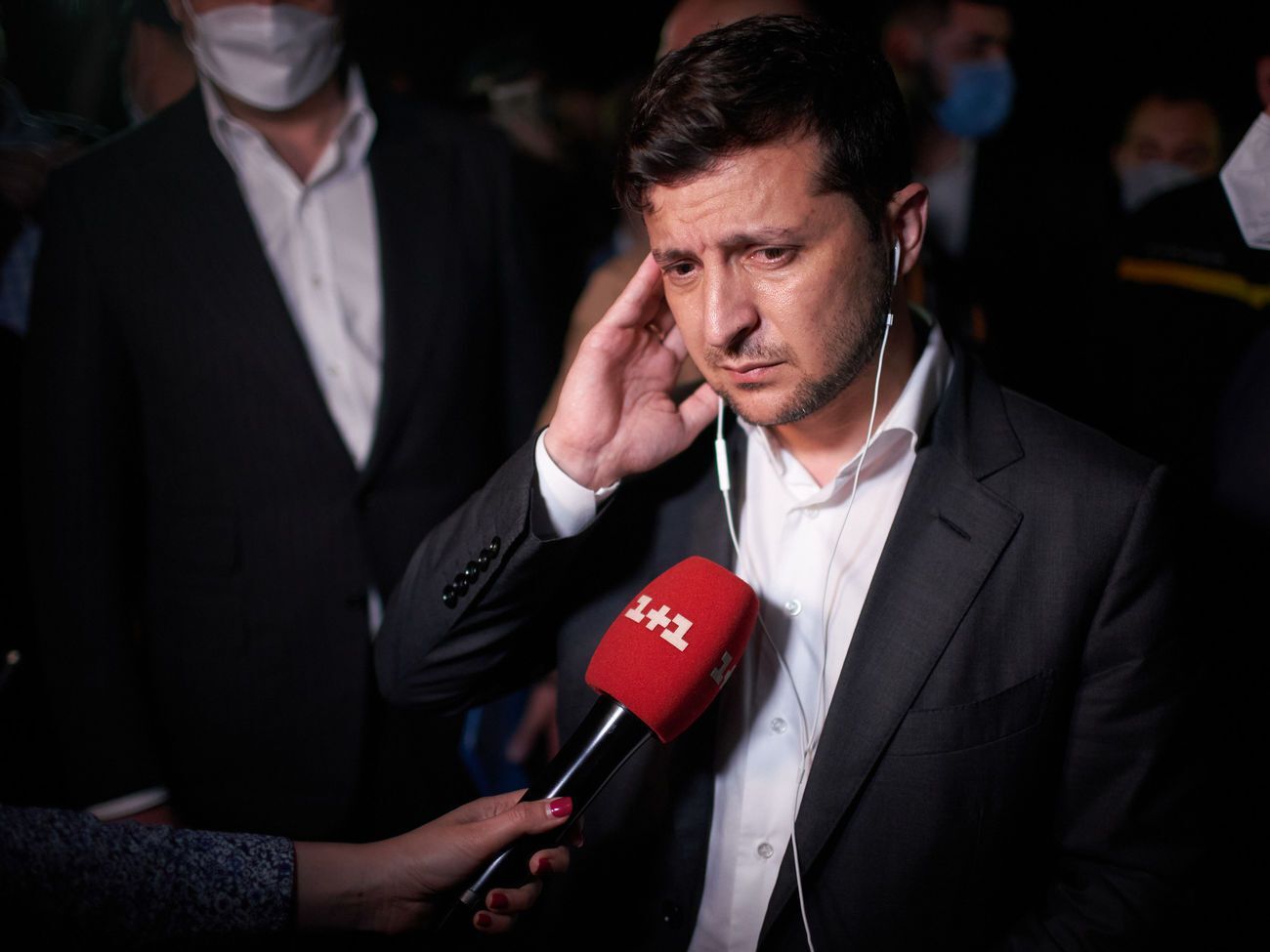 Зеленский передал документы на 12 квартир
