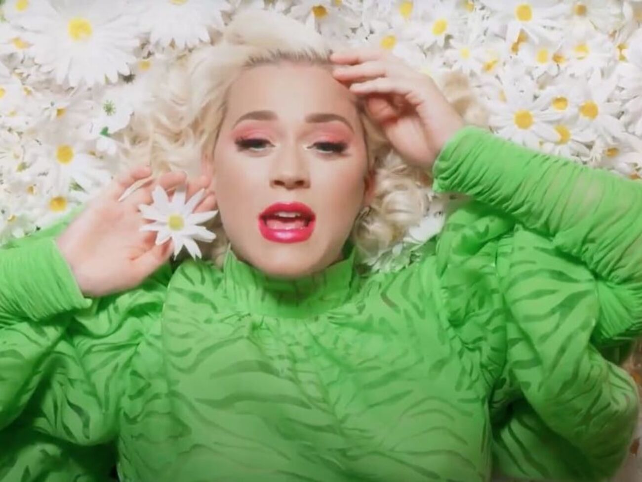 Перрі звернулася до шанувальників: Візьміть щітку для волосся як мікрофон, швабру як партнера по танцю і приєднуйтеся до мене для продовження святкування прайду