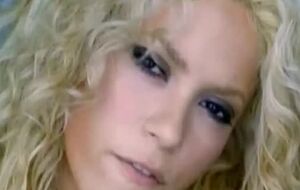 Шакира в ролике показала истории людей на улице города