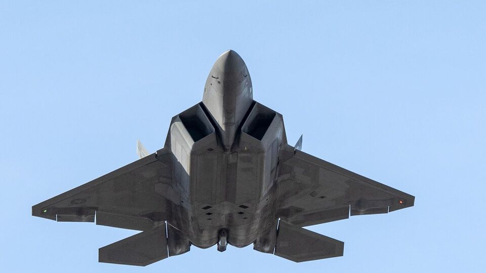Американські винищувачі F-22 (на фото) перехопили два російські патрульні літаки