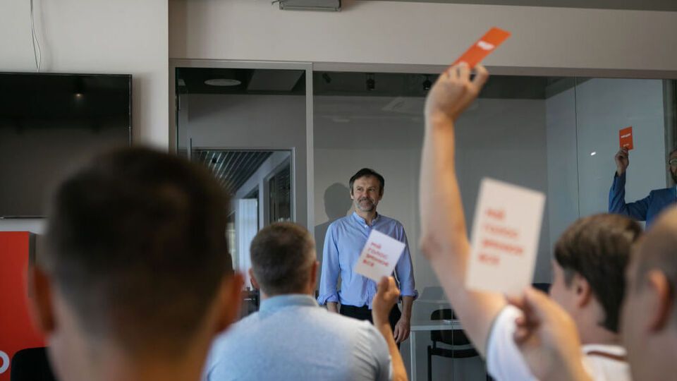 11 червня Вакарчук заявив, що зареєстрував у парламенті заяву про складання депутатського мандата