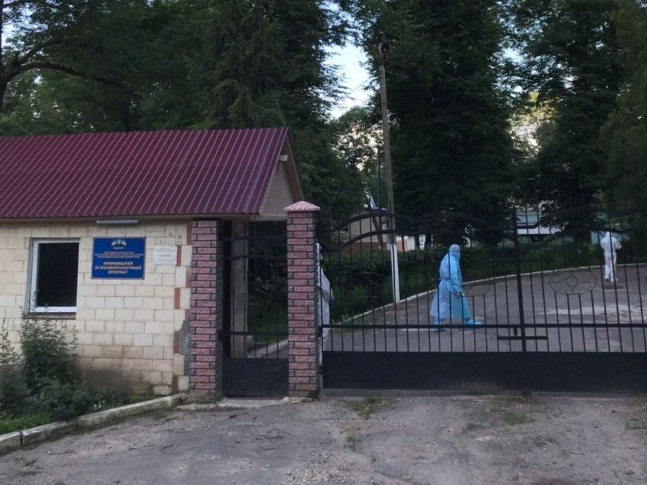 Через спалах коронавірусу в інтернаті на в'їзді та виїзді із села Кривчик установили санітарні пости