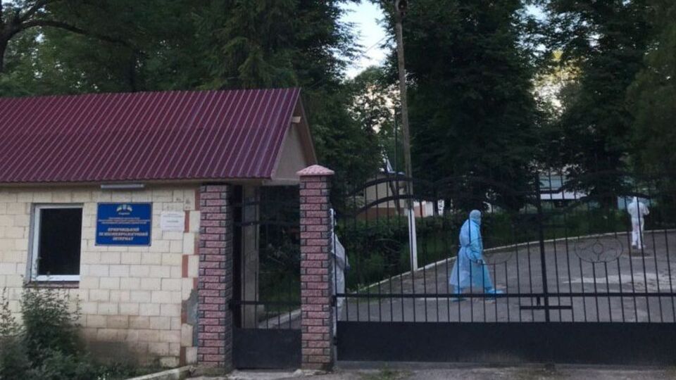 Через спалах коронавірусу в інтернаті на в'їзді та виїзді із села Кривчик установили санітарні пости