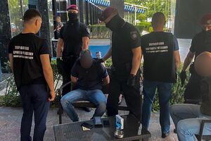 Підозрюваному інкримінують замах на вбивство і незаконне заволодіння транспортним засобом. Йому загрожує довічне ув'язнення