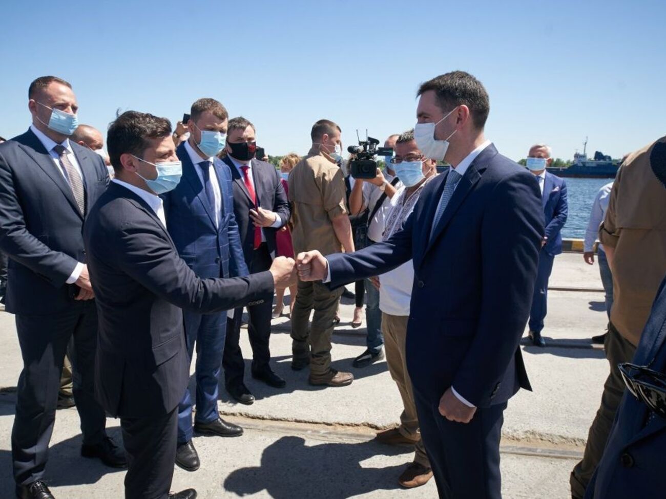 Зеленский: Неправильно &ndash;&nbsp;закрывать футбольные клубы