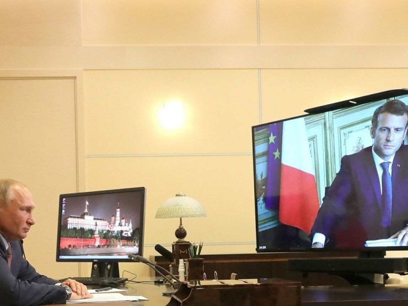 Путін поспілкувався з Макроном