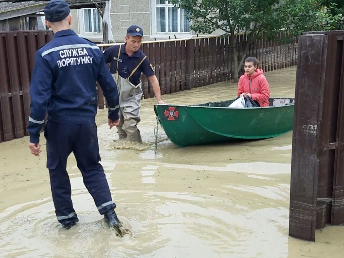До ліквідації наслідків негоди в західних областях України залучали 1877 людей і 455 одиниць техніки