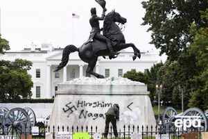 Пам'ятник сьомому президенту США Ендрю Джексону біля Білого дому протестувальники розмалювали свастиками