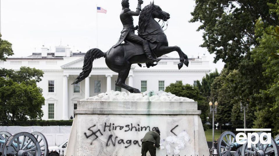 Пам'ятник сьомому президенту США Ендрю Джексону біля Білого дому протестувальники розмалювали свастиками