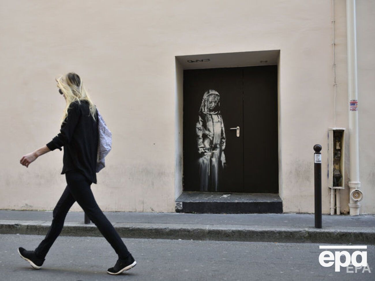 Бэнкси изобразил женщину на двери Bataclan