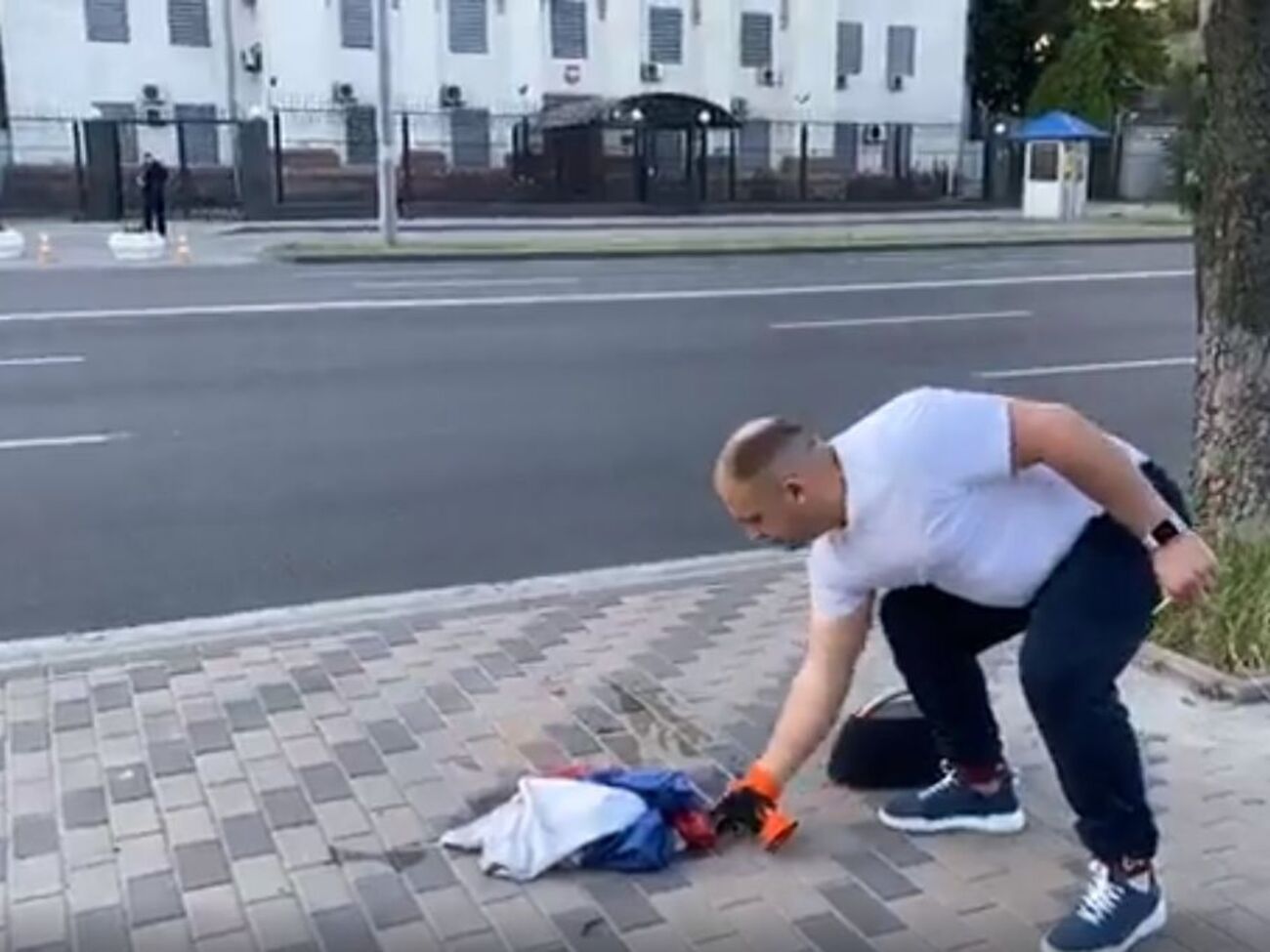 Сжигание сопровождалось гимном Украины