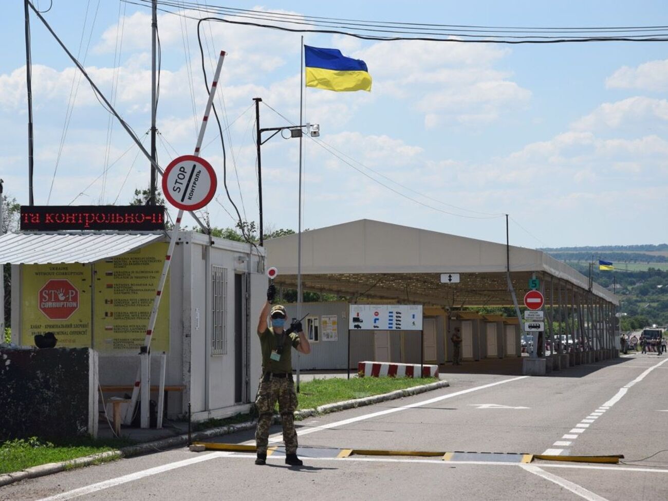 С украинской стороны КПВВ "Новотроицкое" был открыт 10 июня, однако боевики продолжали блокировать его работу