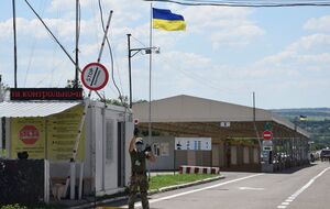 С украинской стороны КПВВ "Новотроицкое" был открыт 10 июня, однако боевики продолжали блокировать его работу