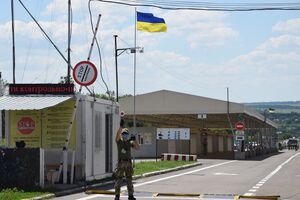 З українського боку КПВВ "Новотроїцьке" відкрили 10 червня, проте бойовики продовжували блокувати його роботу