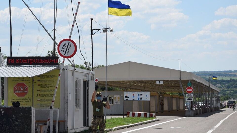 С украинской стороны КПВВ "Новотроицкое" был открыт 10 июня, однако боевики продолжали блокировать его работу