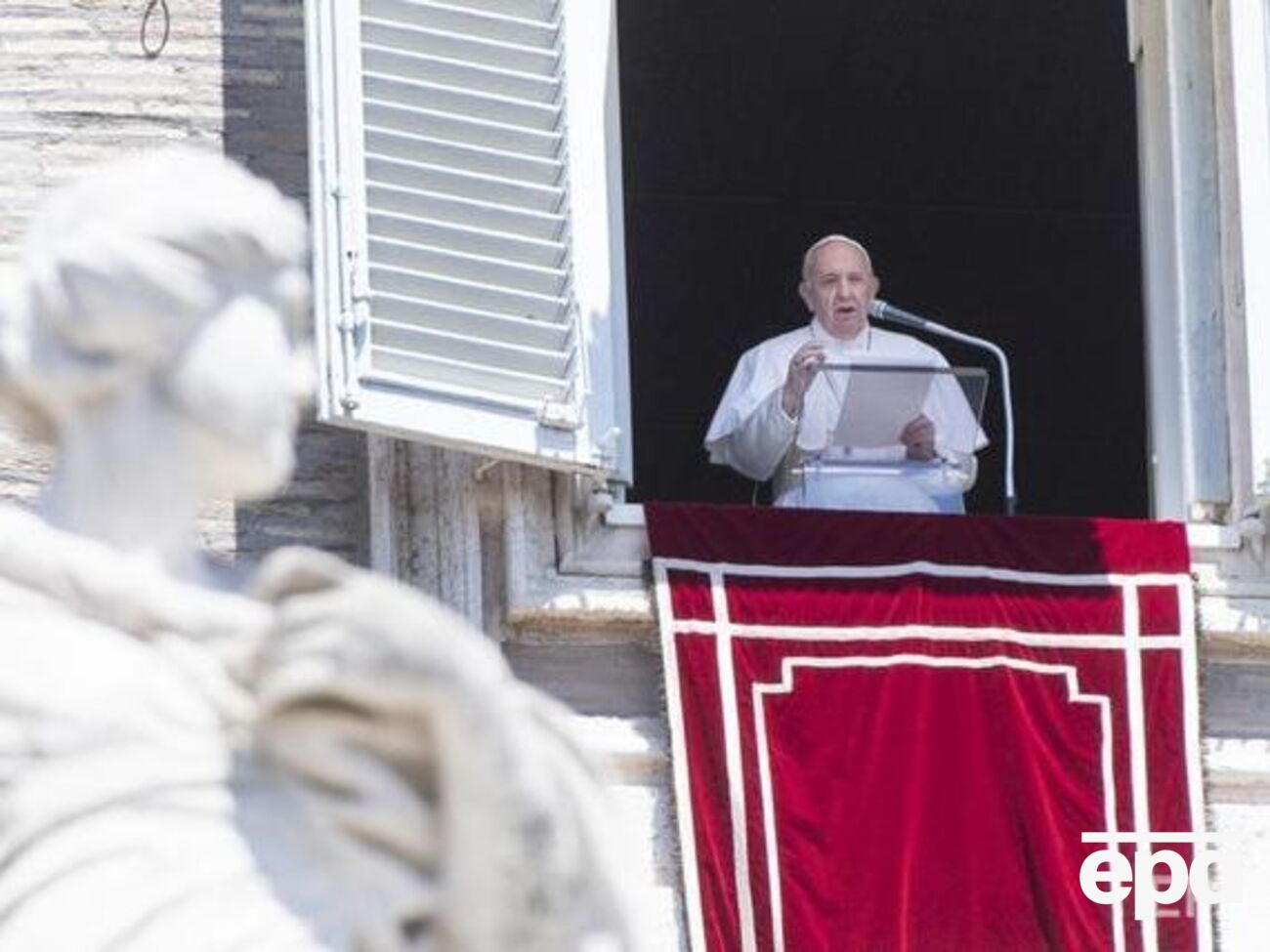 Папа римский читал проповедь из окна дворца