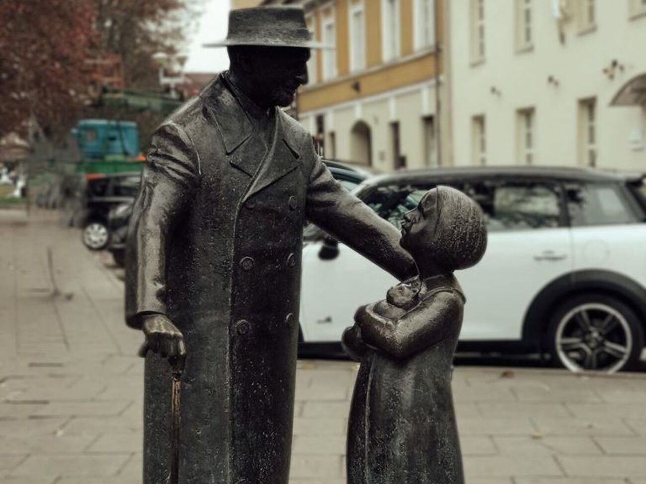 Памятник вильнюсскому доктору Шабаду стоит в Старом городе