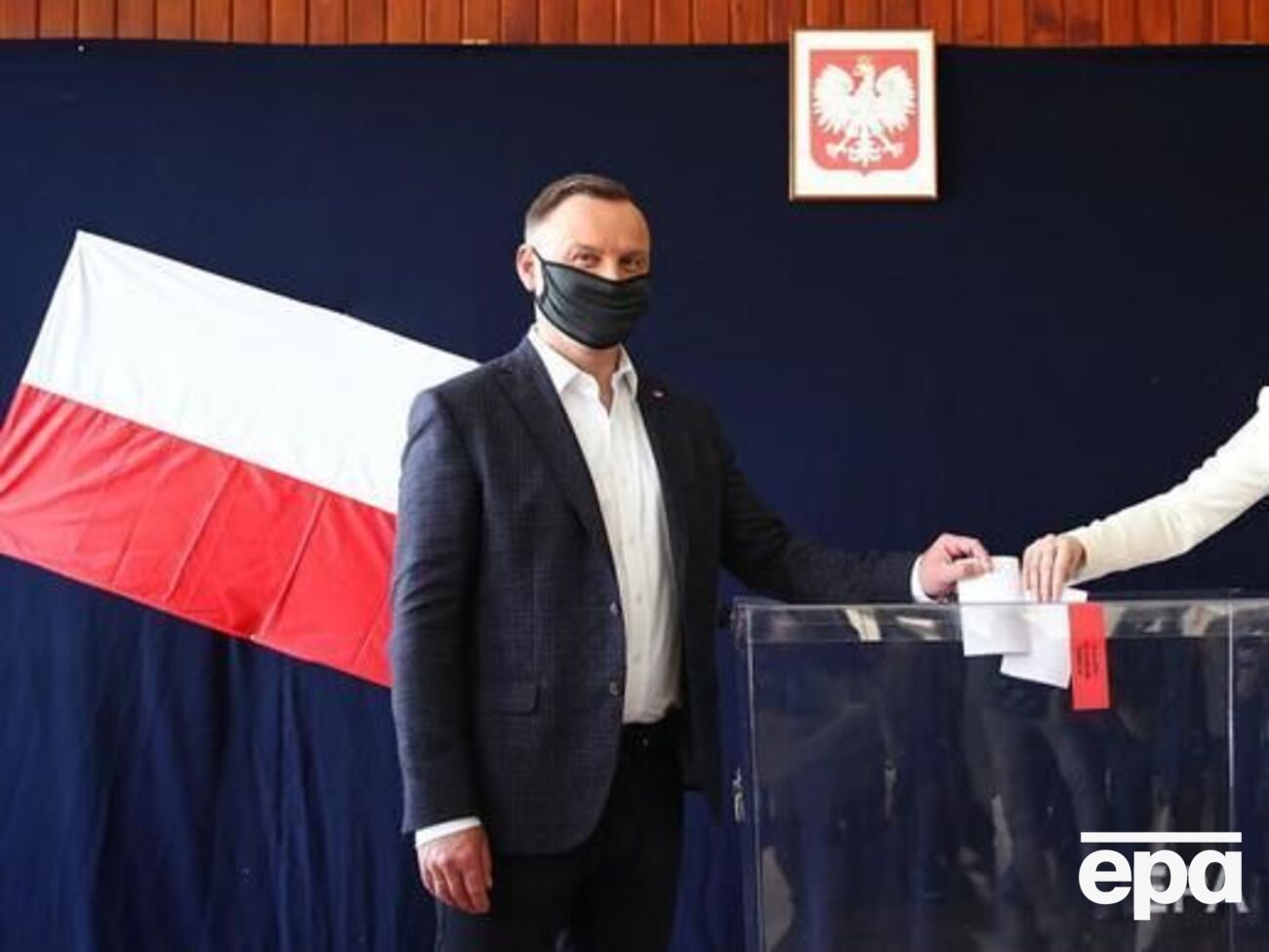 Дуда, згідно з екзитполом, виграє перший тур