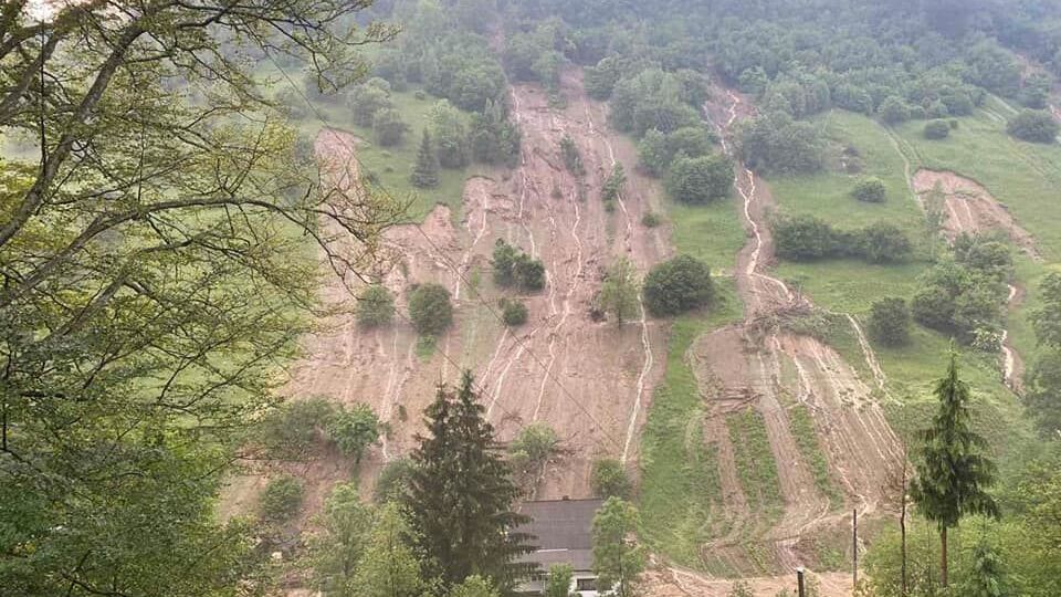 У селі Лопушне орієнтовно підтоплено одну новобудову і два житлові будинки