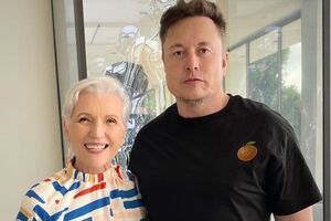 Мей Маск: Ти завжди усміхався