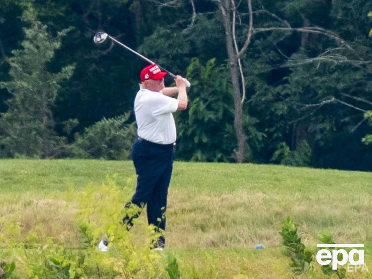 Расистский твит был доступен все время, пока Трамп играл в гольф