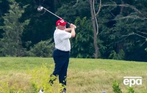 Расистский твит был доступен все время, пока Трамп играл в гольф